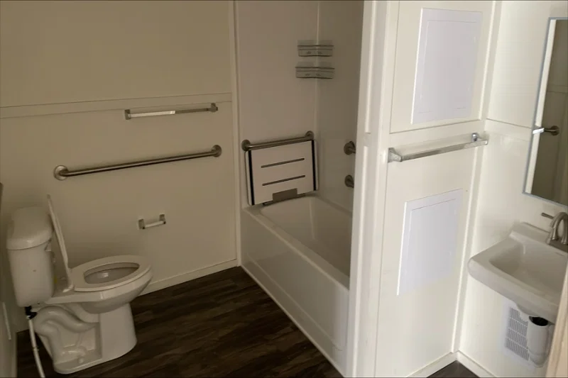 Clayton homes / 43fem14683ph22 lot# 14 bathroom home features