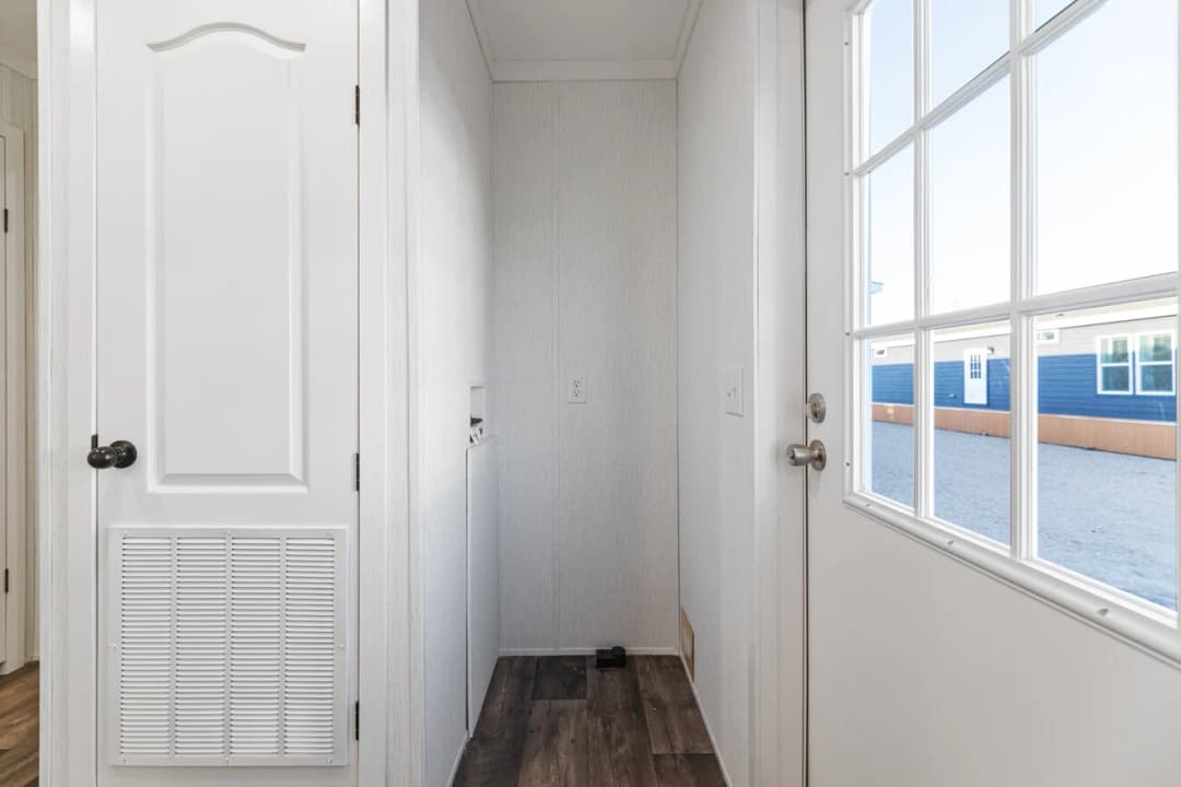 The rose 12401u interior home features
