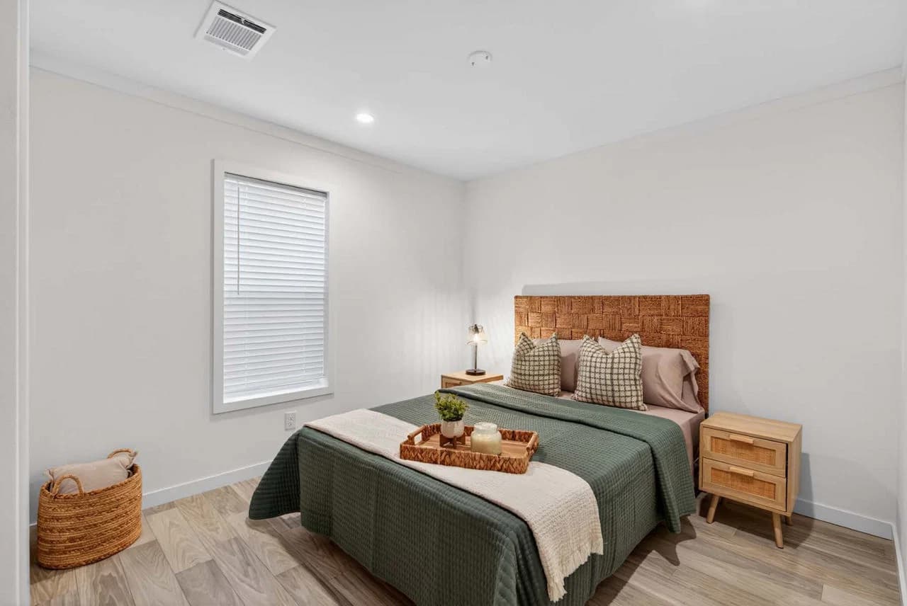 Key largo 2854h32g01 bedroom home features
