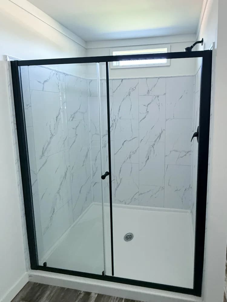 Gibbon bathroom home features