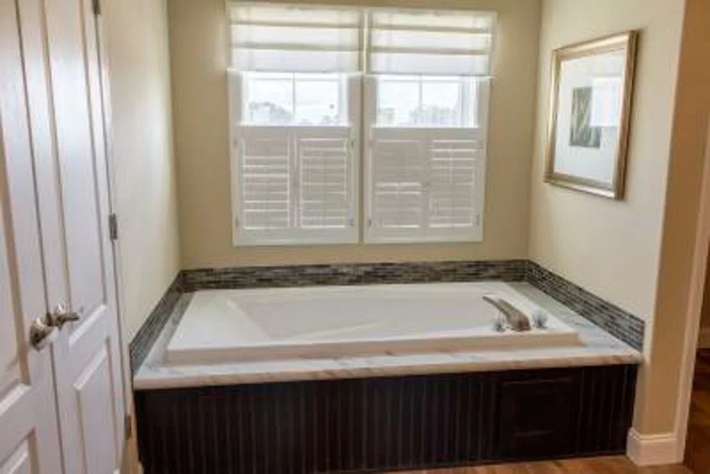 Ridgely bathroom home features