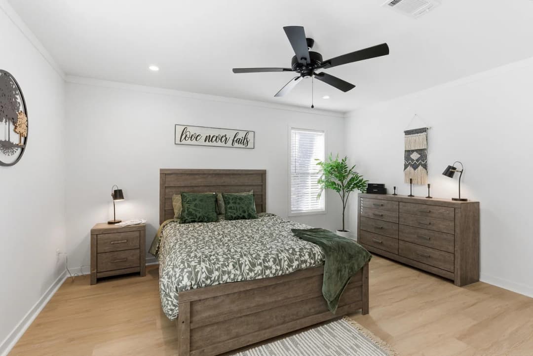 Key largo 3252h32g01 bedroom home features