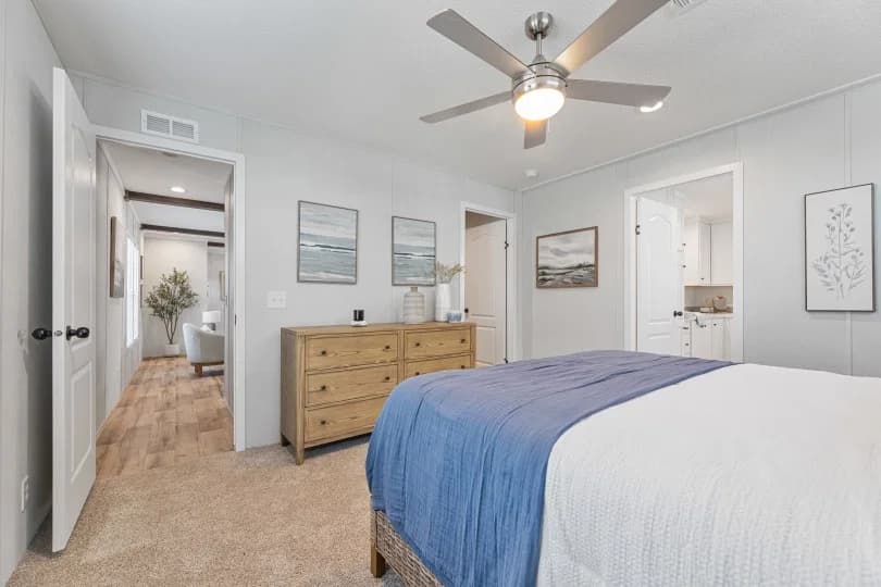 Vivid 28603n bedroom home features