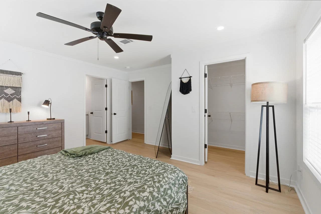 Key largo 3252h32g01 bedroom home features