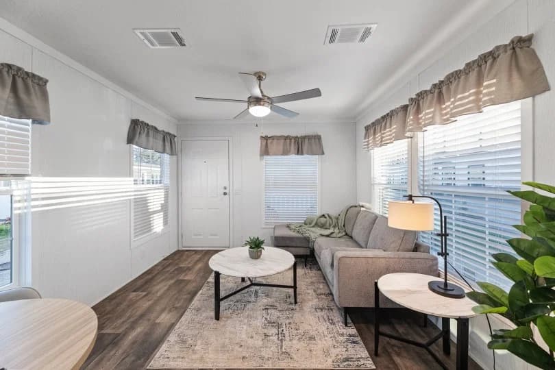 The rose 12401u interior home features