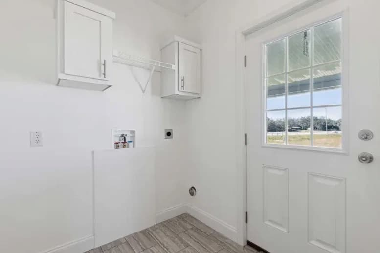 Mullett interior home features
