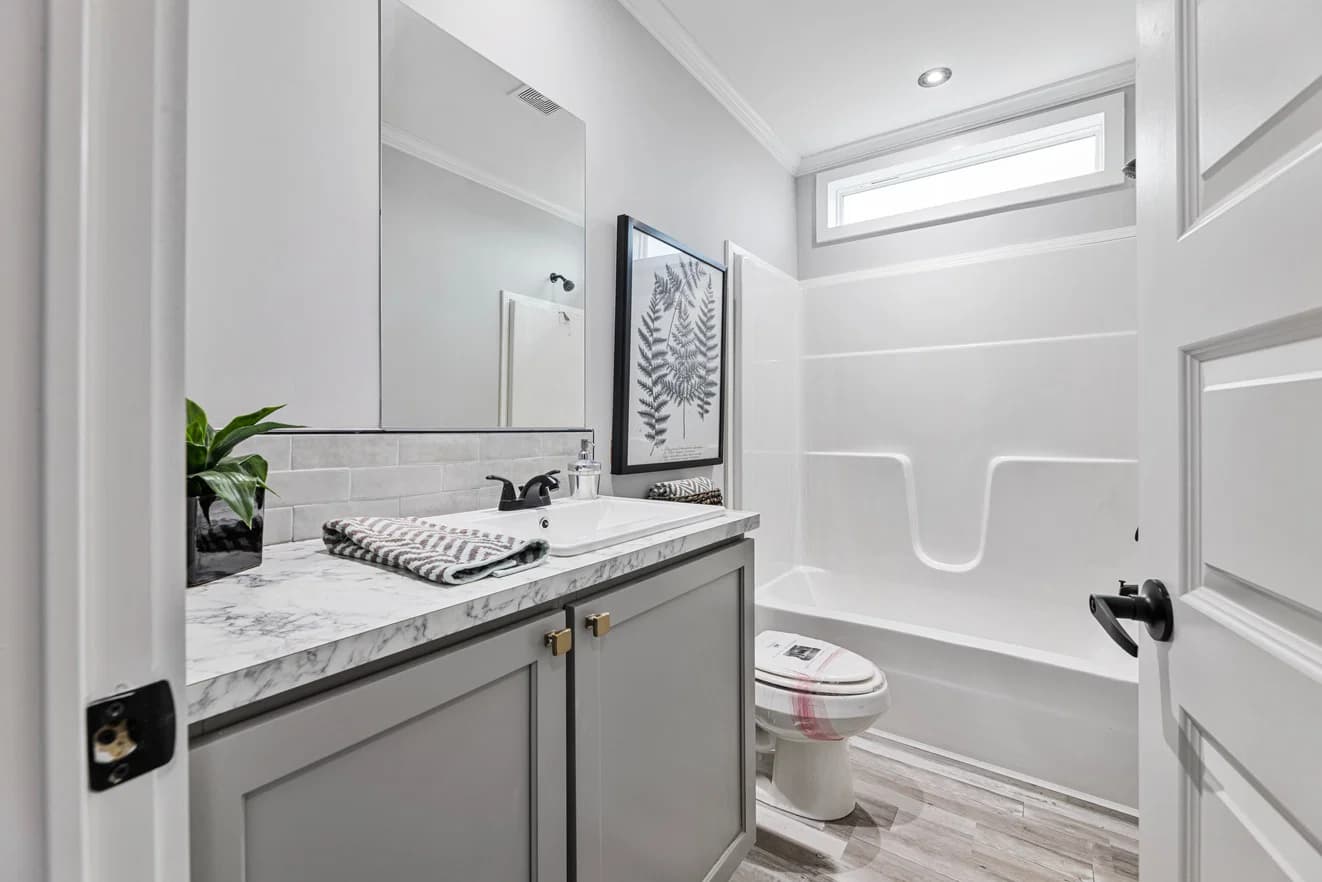 Paxton 28523a bathroom home features