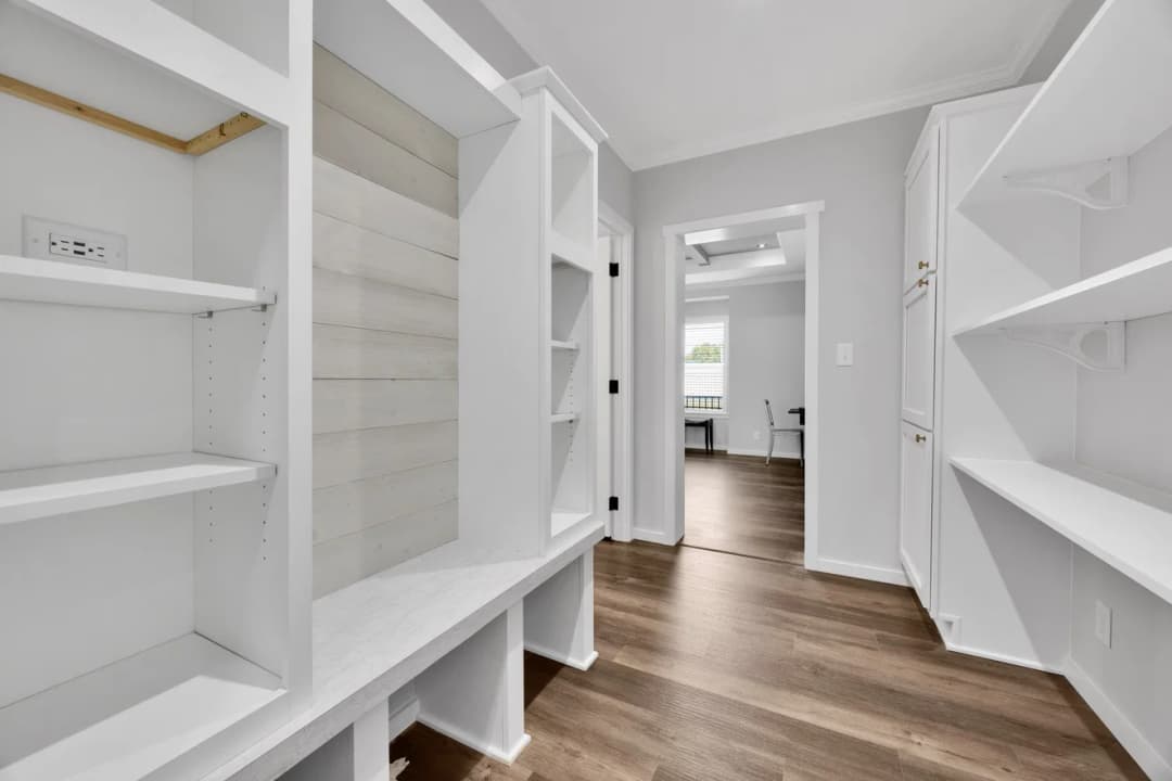 Draper 40764a bedroom home features