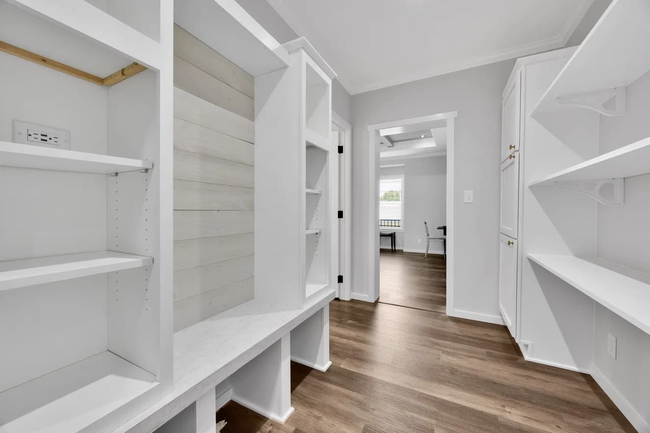 Draper 40764a bedroom home features