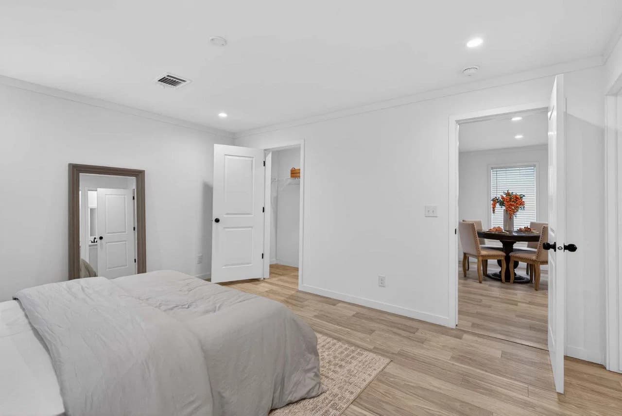 Key largo 2854h32g01 bedroom home features