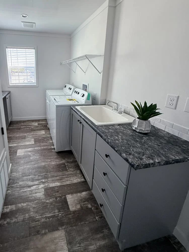 Gibbon interior home features