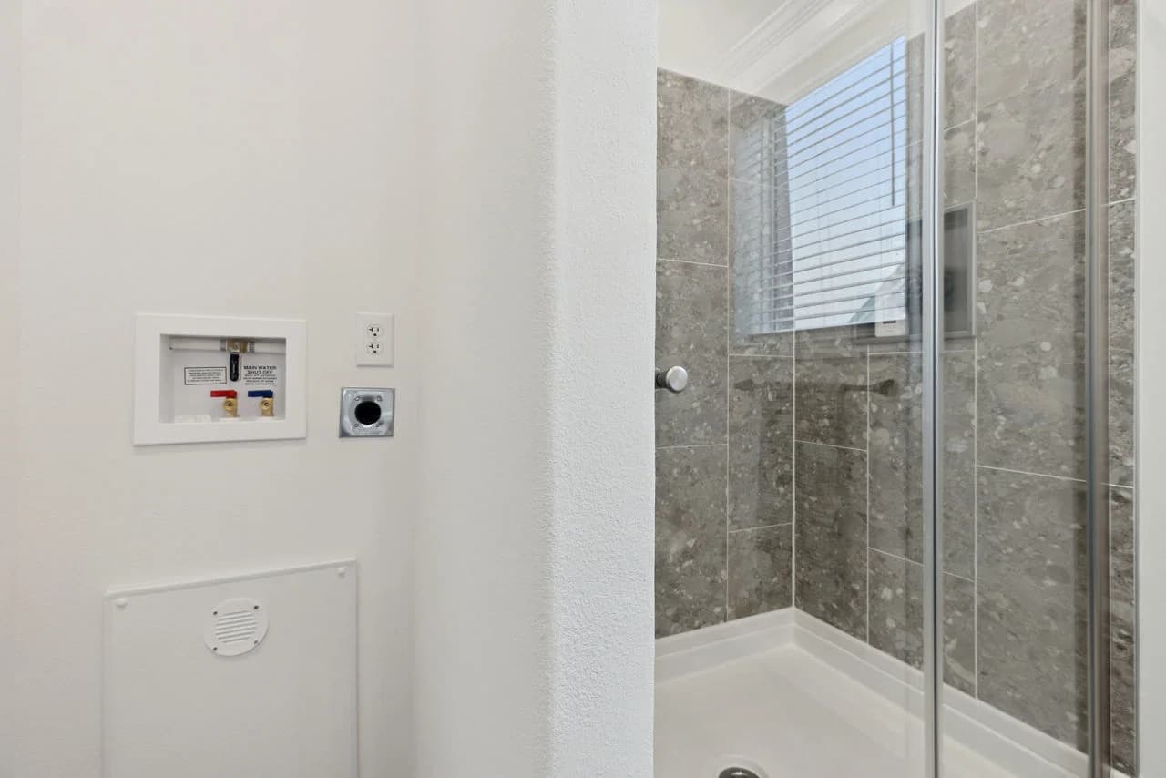 Calloway 239 bathroom home features