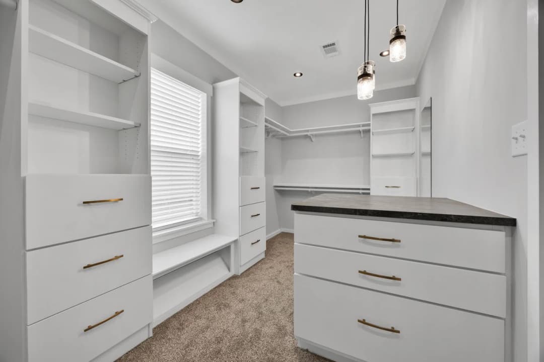 Draper 40764a bedroom home features