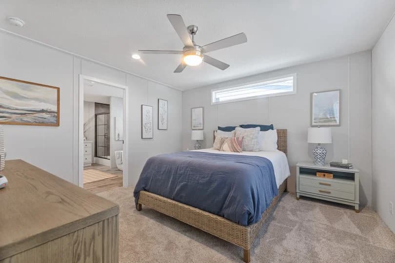 Vivid 28603n bedroom home features
