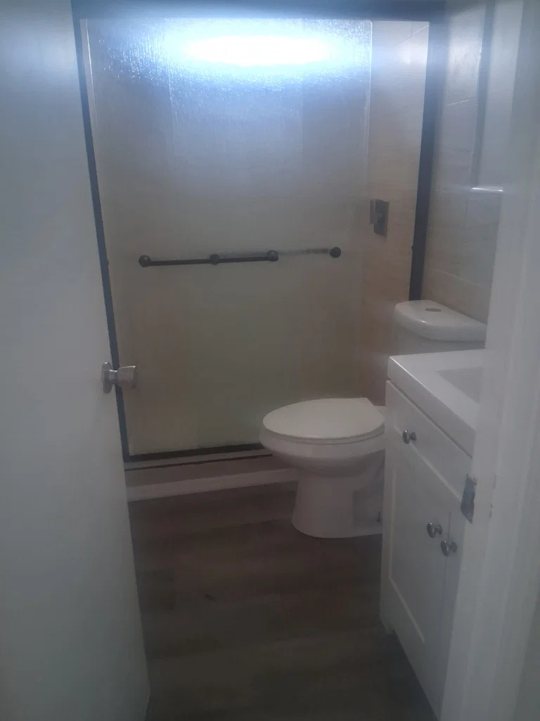Pre-owned - 2015 nobility homes double wide (windzone 3) bathroom home features