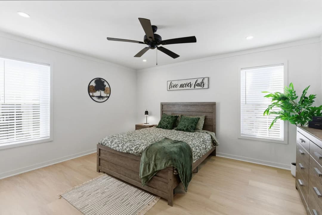 Key largo 3252h32g01 bedroom home features
