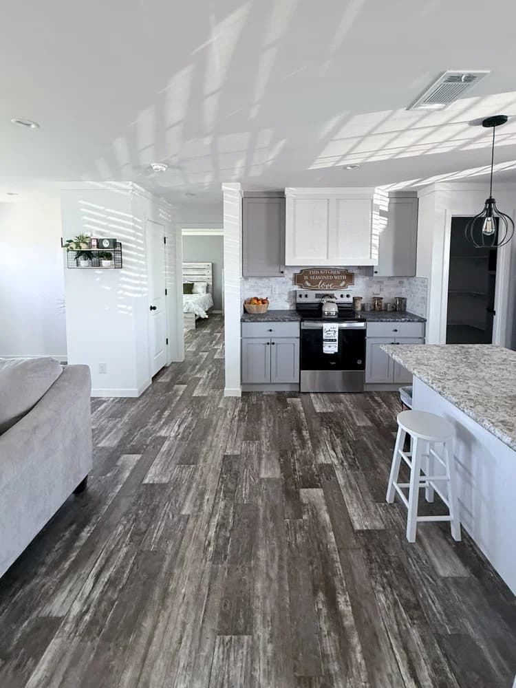 Gibbon interior home features