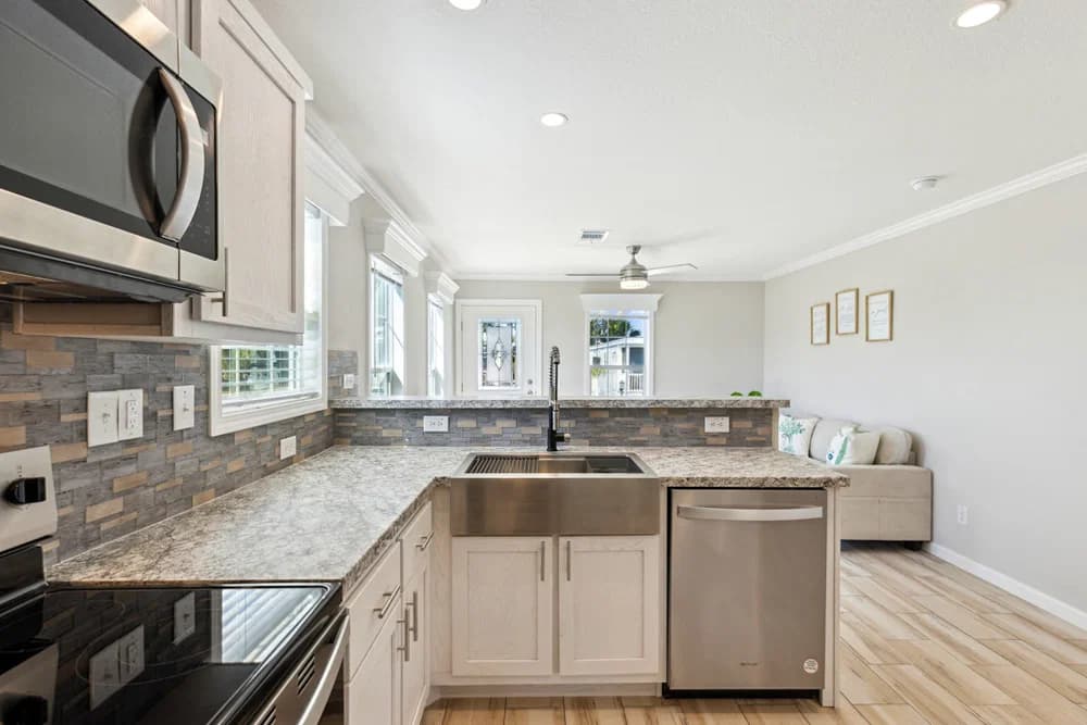 Bigbee kitchen home features