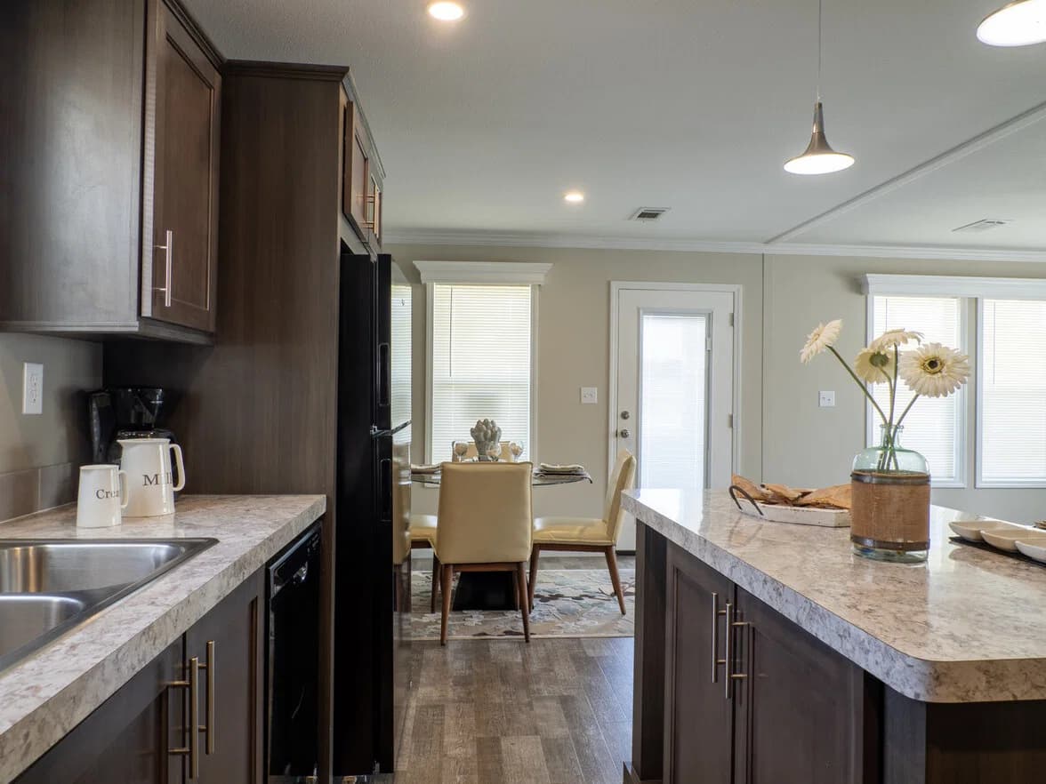 Avon park 24482e kitchen home features