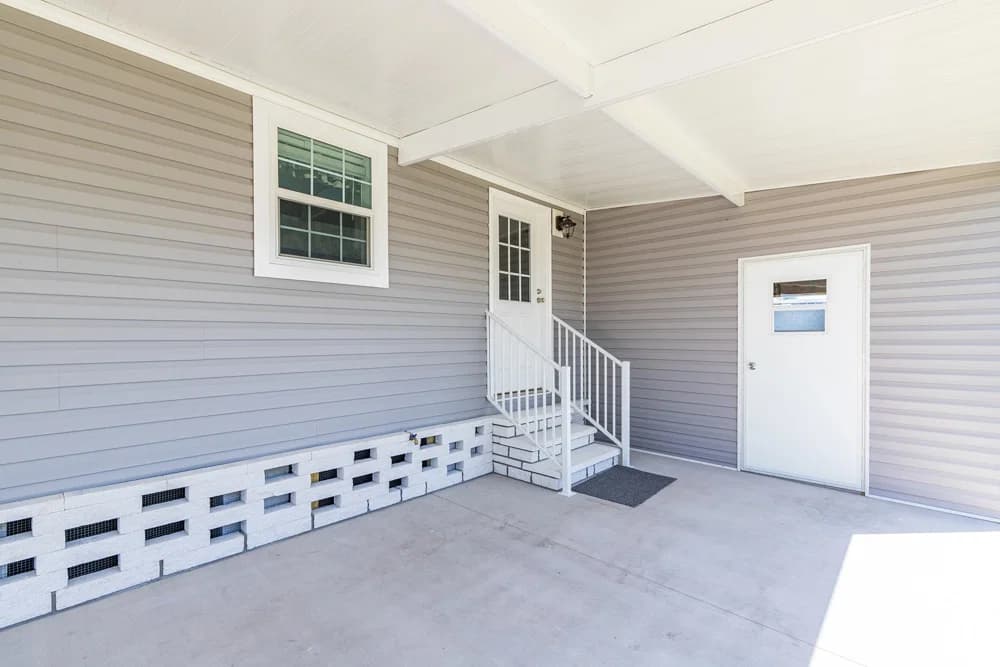 Mack exterior home features