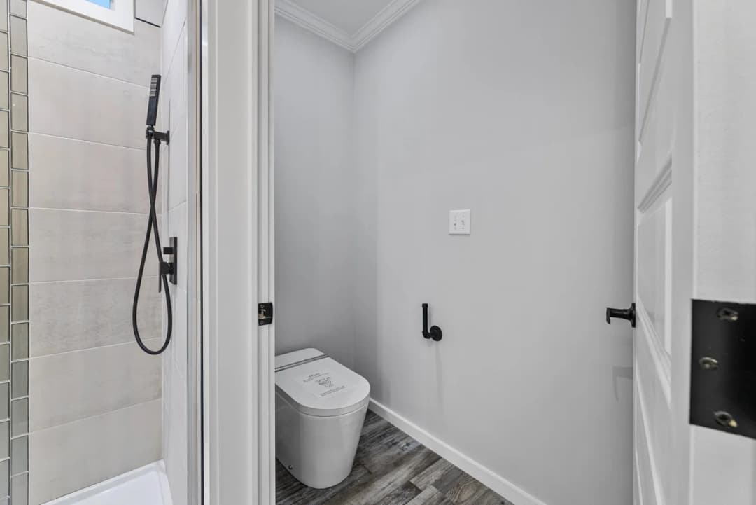Davan 28683a bathroom home features