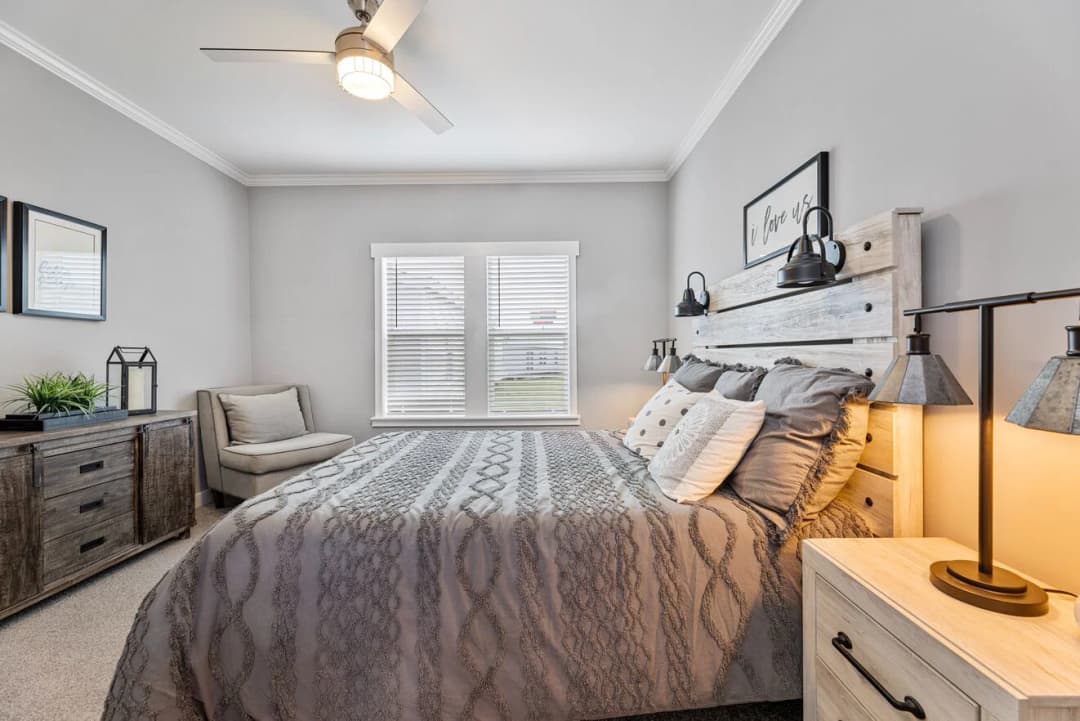 Cottage farmhouse 28522j bedroom home features