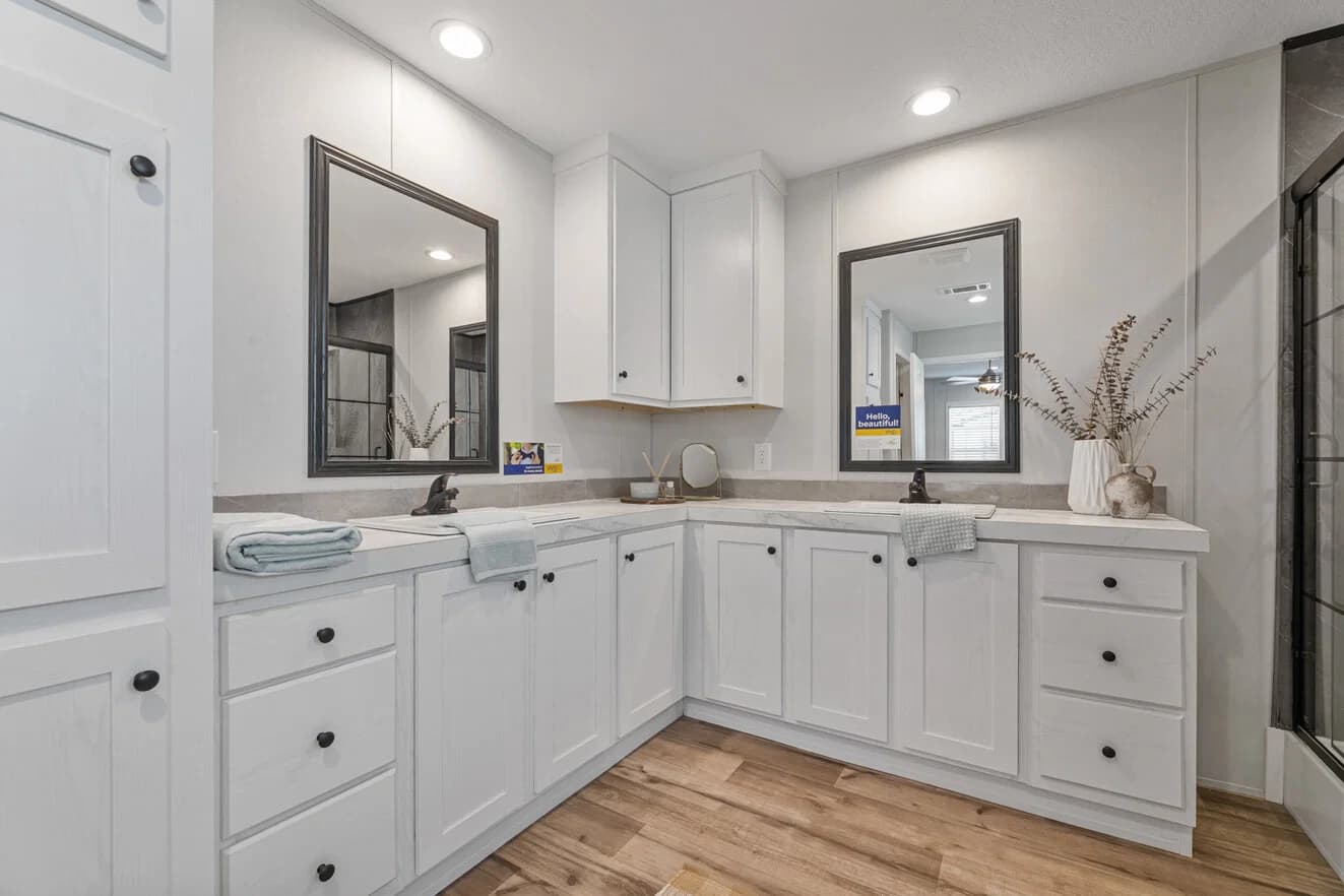 Vivid 28603n bathroom home features
