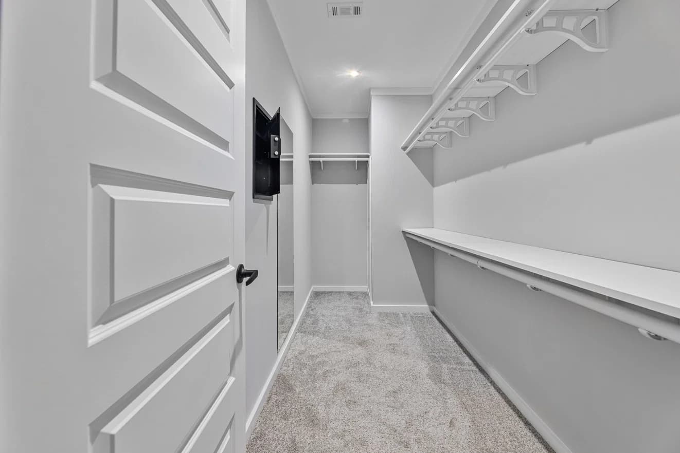 Davan 28683a bedroom home features