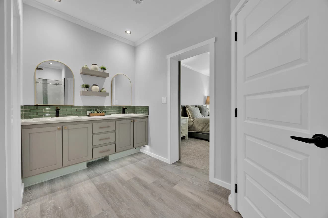 Quinn 30523a bathroom home features