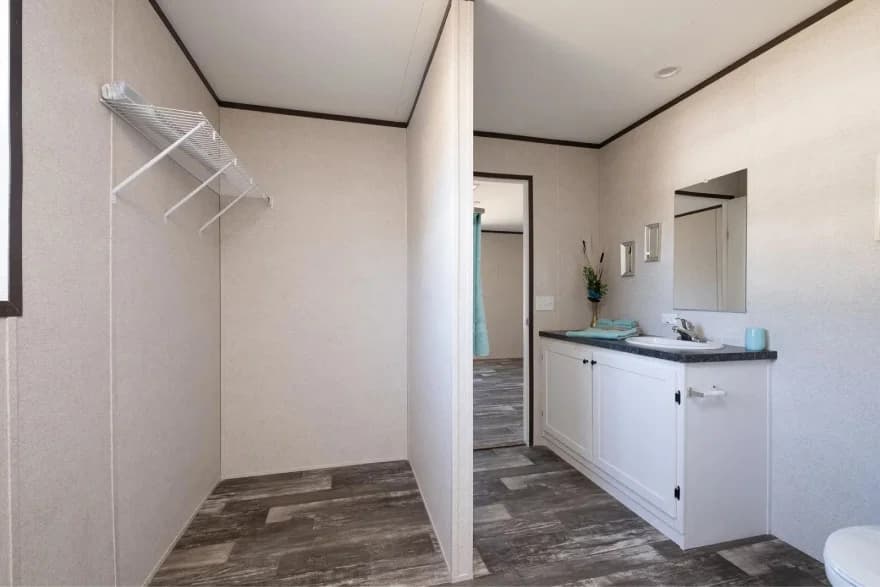 Plumosa bathroom home features