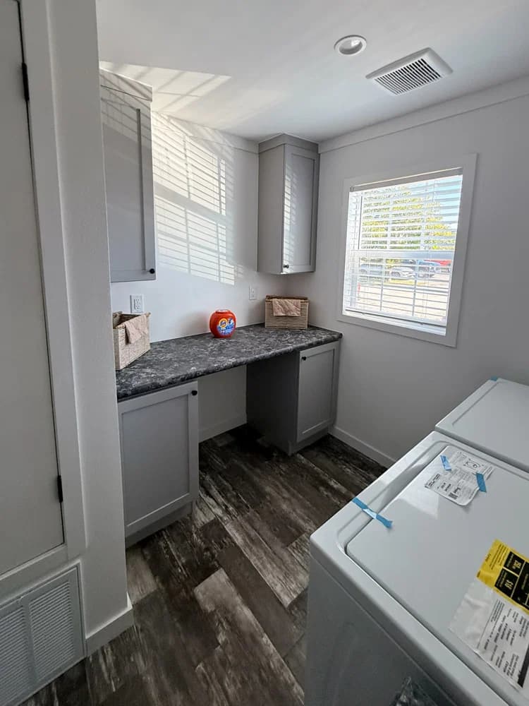Gibbon interior home features