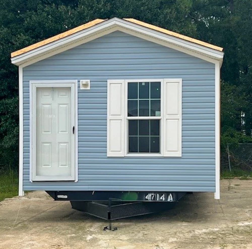 Thrifty exterior home features