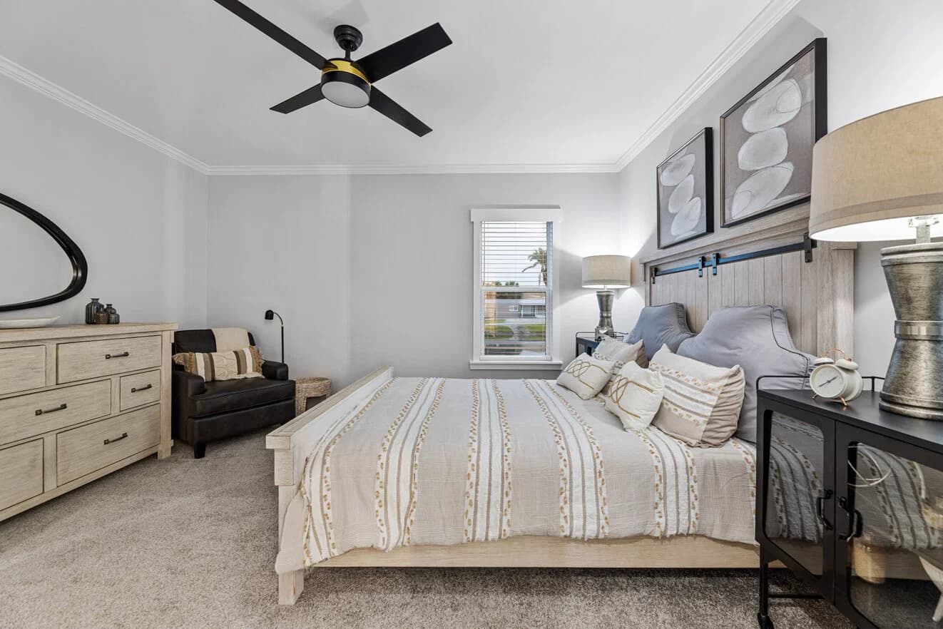 Davan 28683a bedroom home features