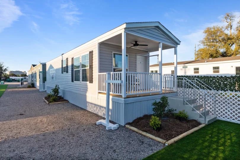 The rose 12401u exterior home features