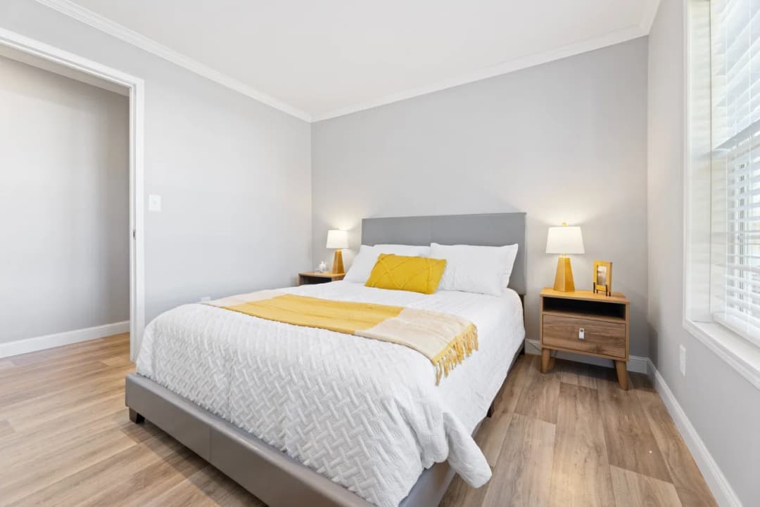 Roanoke duplex bedroom home features