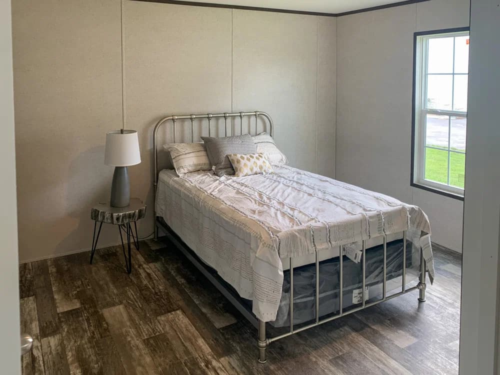 Woolwine interior and bedroom home features